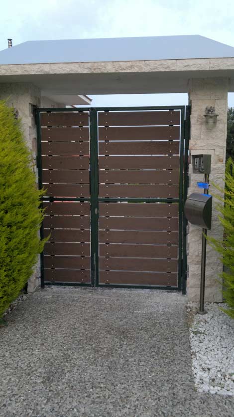 Συρόμενη πόρτα με ανθρωποθυρίδα και πόρτα εισόδου στους Θρακομακεδώνες