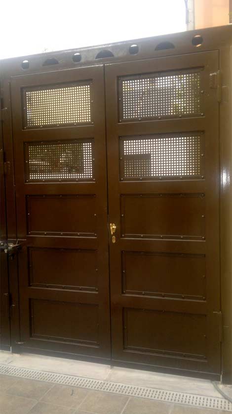 Ανοιγόμενη δίφυλλη γκαραζόπορτα και πόρτα πεζών στους Αγίους Αναργύρους