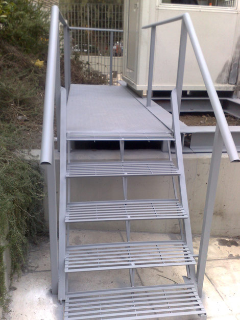 Η σκάλα του φυλακίου, μία σιδηροκατασκευή στο Υπουργείο Ενημέρωσης.