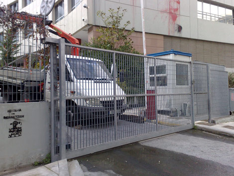 Η ηλεκτρολογική εγκατάσταση του φυλακίου, μία σιδηροκατασκευή στο Υπουργείο Ενημέρωσης.