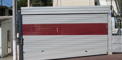 γκαραζόπορτα ρολό σε επικλινές έδαφος