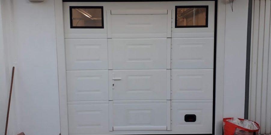 Πολύσπαστη πόρτα οροφής με ενσωματωμένη ανθρωποθυρίδα