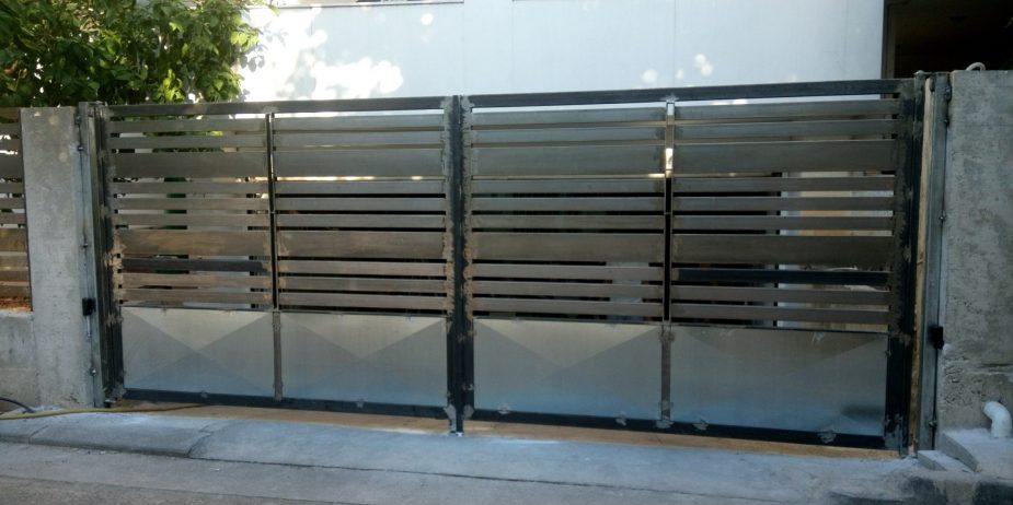 ανοιγόμενη γκαραζόπορτα και κάγκελα περίφραξης