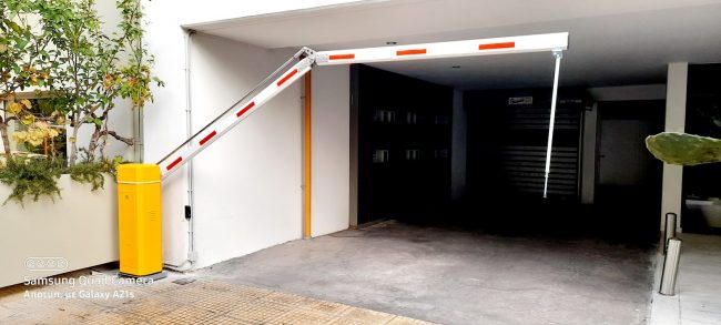 max6s-mpara-elegxou-me-spasto-kontari-koukaki-image-1