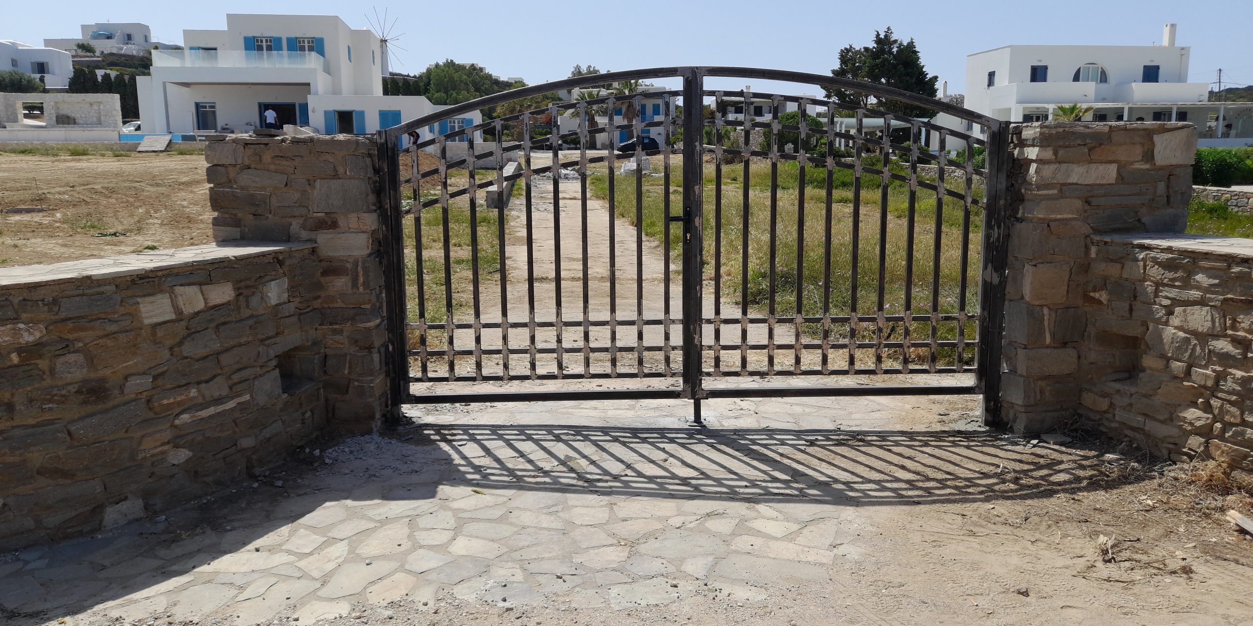 anoigomenh-gkarazoporta-&-porta-pezwn-Paros-2022-4