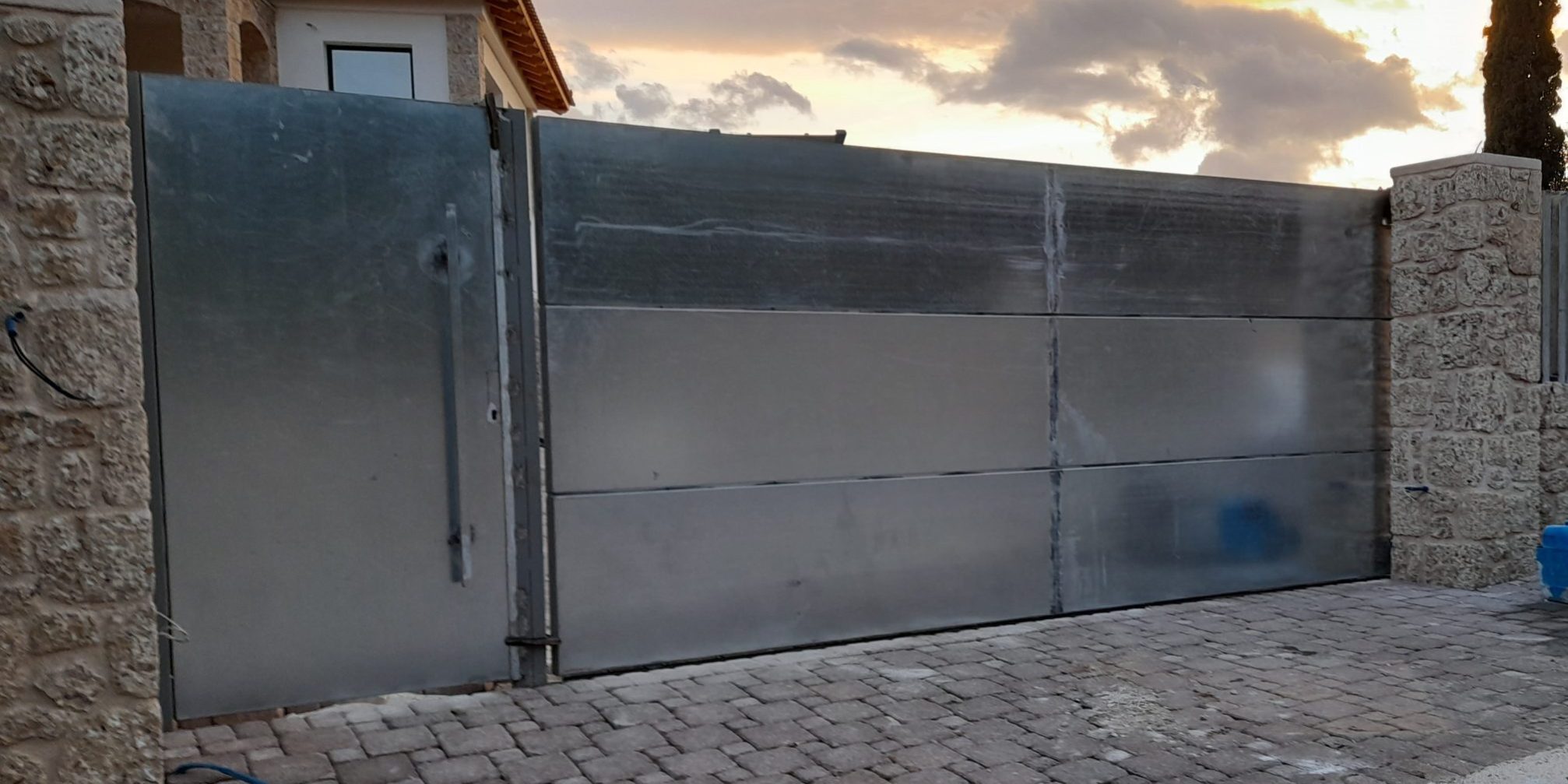 Συρόμενη γκαραζόπορτα, πόρτα εισόδου πεζών και περίφραξη στο Πόρτο Χέλι (64)