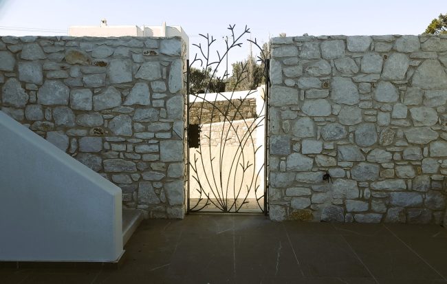 Πόρτα πεζών-χειροποίητη κατασκευή με κλαδιά-Πάρος-2023-1