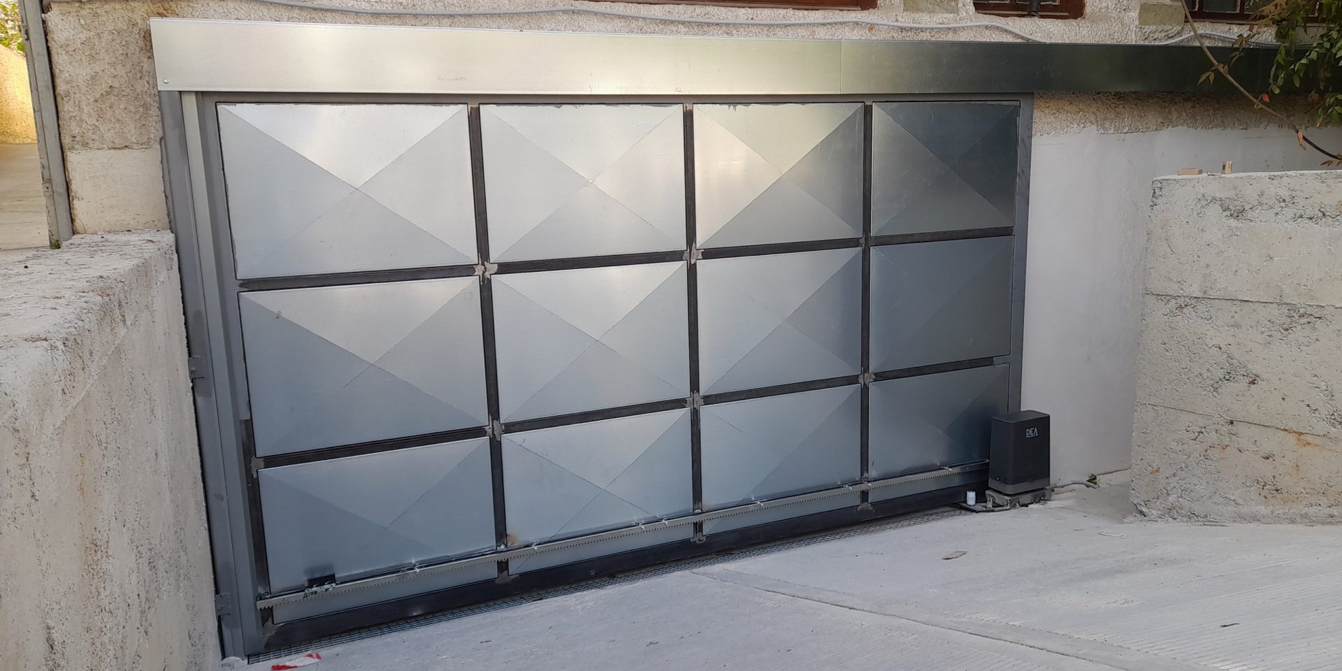 Κρεμαστή συρόμενη πόρτα με μοτέρ - Παλαιό Φάληρο - 1